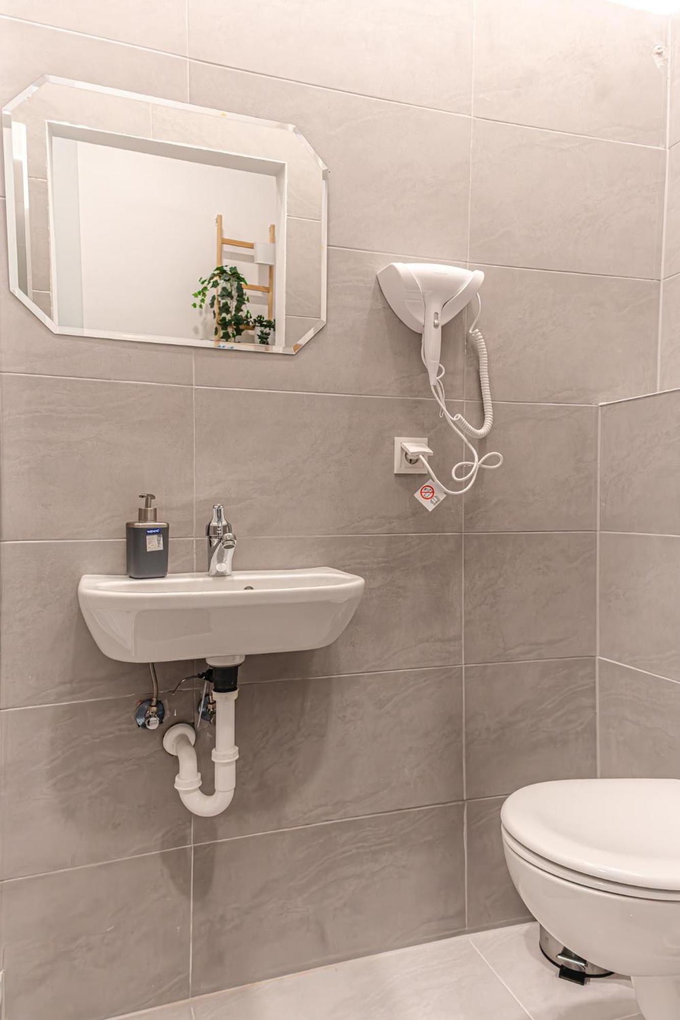 Stylish Studio Apartment Wiener Stadthalle エクステリア 写真